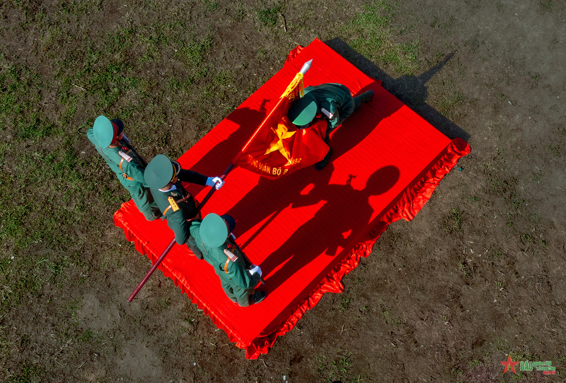 Chiến sĩ mới tuyên thệ trước Quân kỳ-Trung đoàn 892